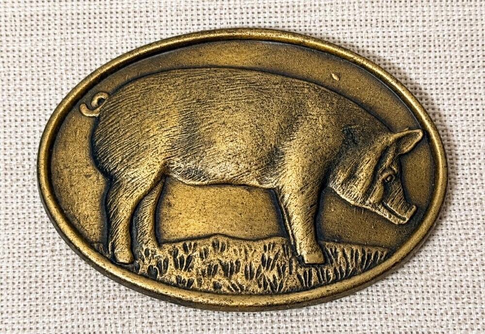 Vintage Wayne Feeds Pig Belt Buckle: Allied Mills Agricultural Advertising